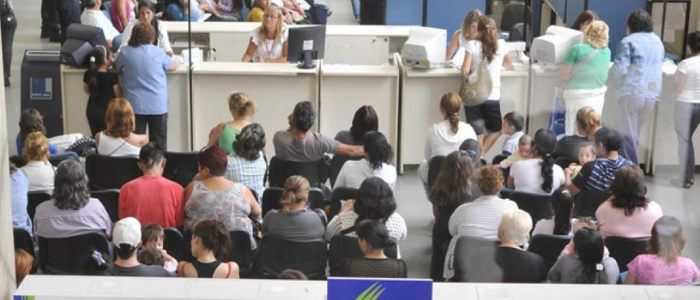 Según informe, empleados públicos ganan 24% más que privados